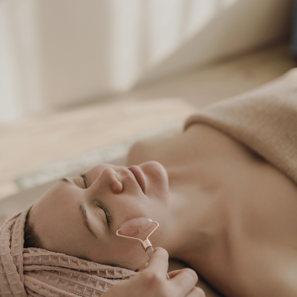 Esthéticienne réalisant un soin du visage, illustrant l’importance du parcours client dans la fidélisation en institut.