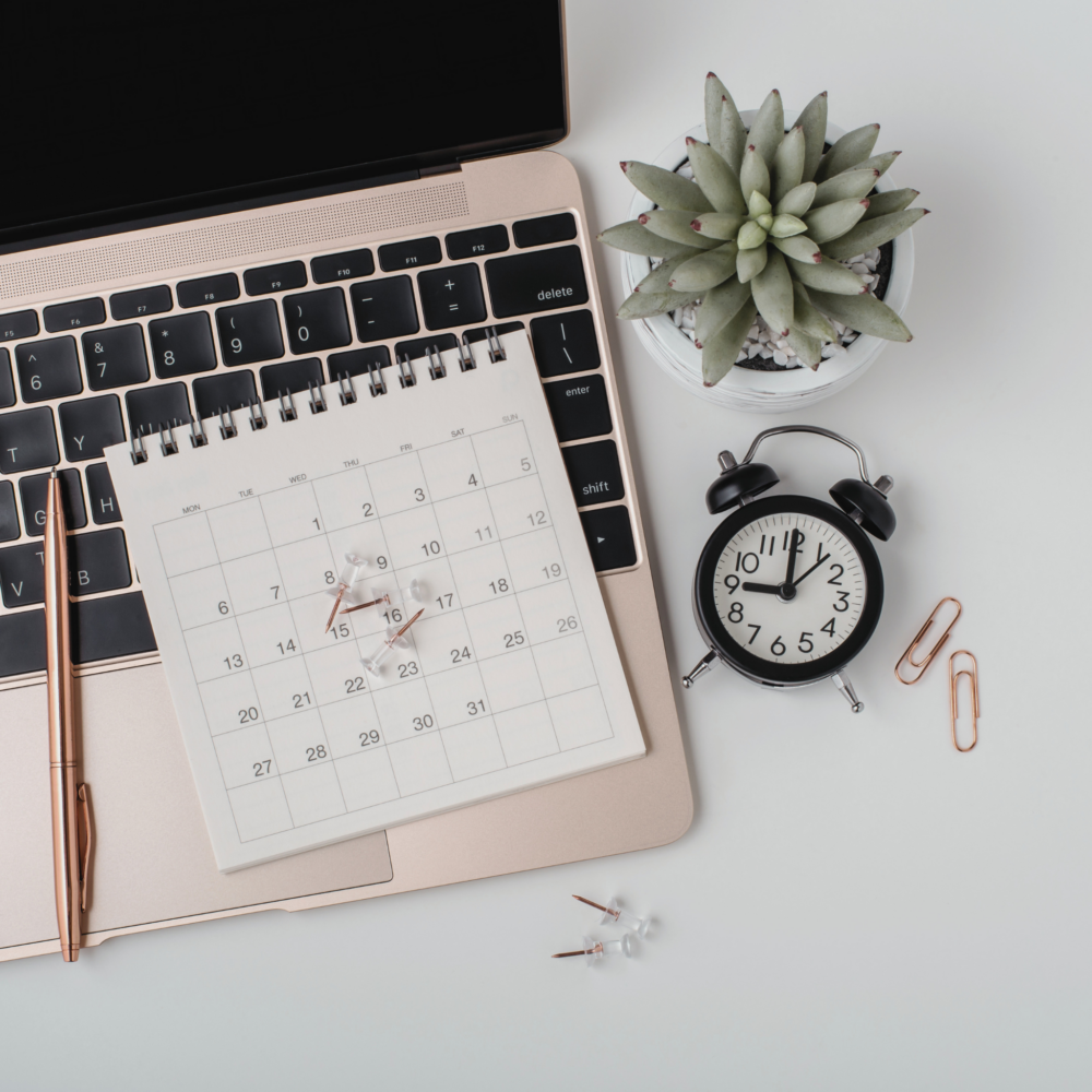 Esthéticienne analysant son agenda afin d’optimiser l’organisation des rendez-vous en institut de beauté.