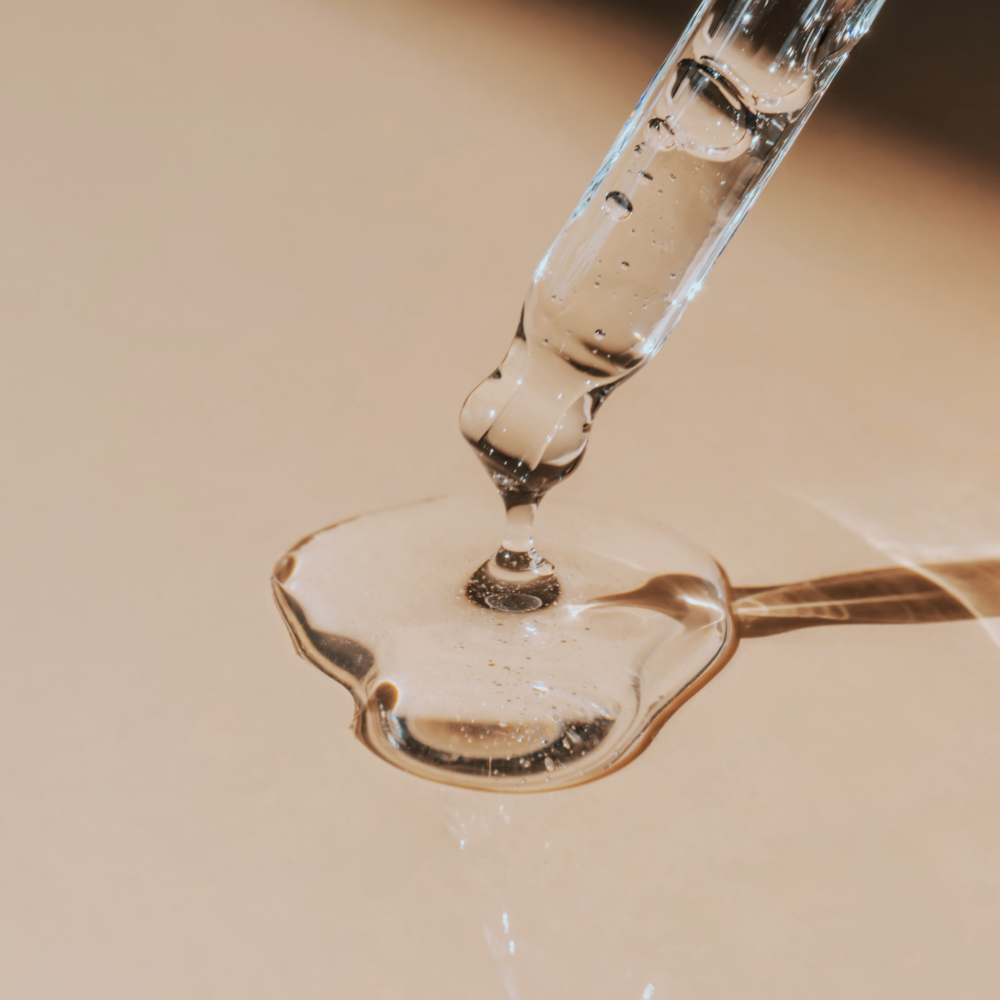Pipette cosmétique illustrant la pénétration cutanée des ingrédients cosmétiques.